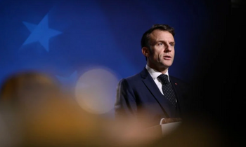 Le président français Emmanuel Macron lors d'une conférence de presse après une réunion du Conseil européen à Bruxelles, le 19 décembre 2025. 

