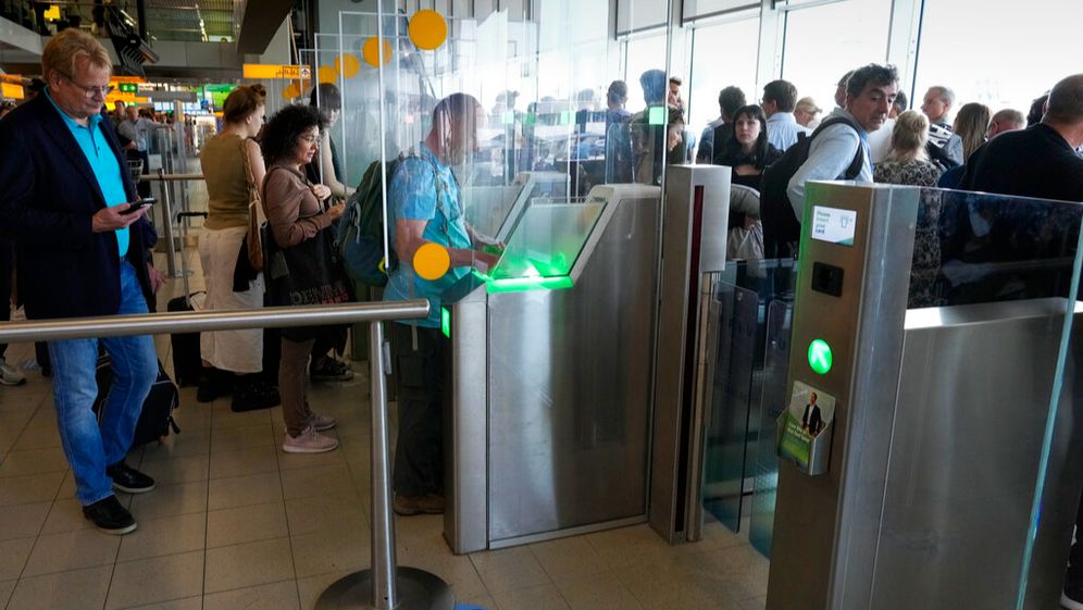 נוסעים בשדה התעופה סכיפהול באמסטרדם, ארכיון