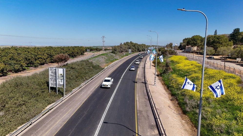 Des drapeaux israéliens déployés sur les route près de Jérusalem