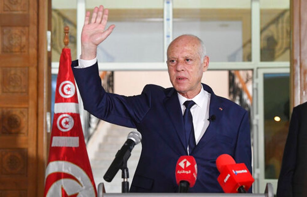 الرئيس التونسي قيس سعيد يلوح بالمواطنين التونسيين وهو يلقي كلمة خلال زيارته لسيدي بوزيد ، تونس ، الاثنين 20 سبتمبر 2021.