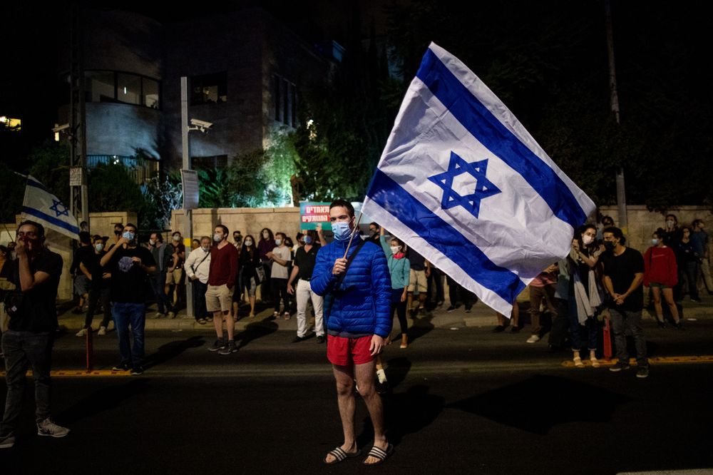 Des Israéliens manifestent devant la résidence officielle du Premier ministre à Jérusalem, le 3 octobre 2020