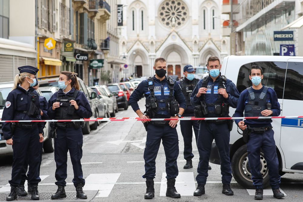 La police bloque l'accès à la basilique Notre-Dame de l'Assomption à Nice le 29 octobre 2020 après un attentat