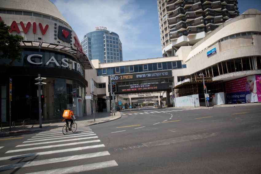 Illustration - Le Dizengoff Center fermé lors du premier confinement, à Tel-Aviv, le 15 avril 2020.