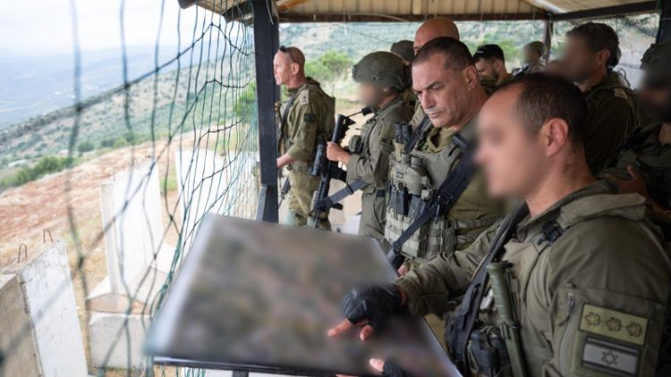 Le chef d’état-major de Tsahal, le lieutenant-général Eyal Zamir, visite un poste militaire israélien situé du côté libanais du mont Dov, le 29 mai 2026.