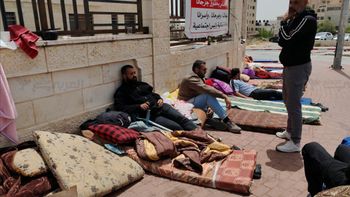 جرى فلسطينيون يواصلون احتجاجهم بسبب وقف مخصصاتهم