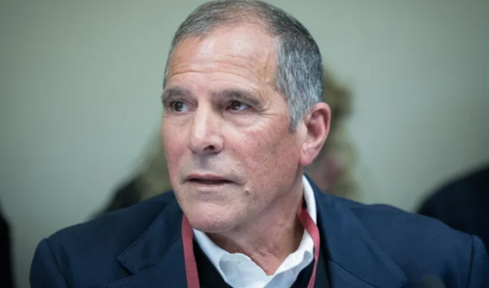 Noam Revkin Fenton/Flash90 Pinchas Idan, président du syndicat de l'aéroport et membre du Likoud, arrive à la commission électorale de la Knesset à Jérusalem, le 5 mars 2019.
