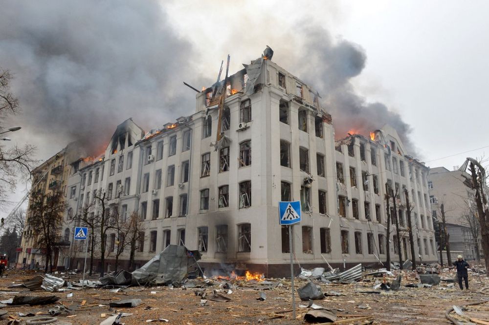 Un bâtiment de Kharkiv, en Ukraine, est en feu après avoir été touché lors des récents bombardements de la Russie, le 2 mars 2022.