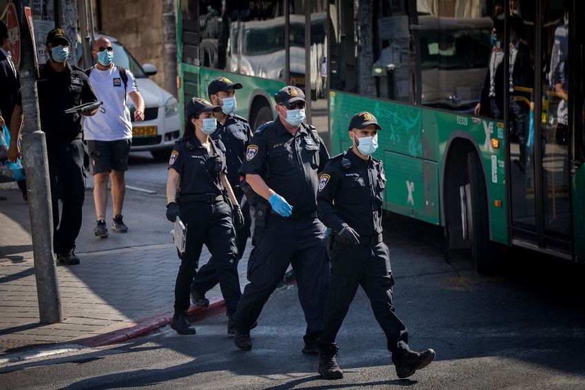 Policiais patrulham o bairro ultraortodoxo de Meah Shearim, Jerusalém, 6 de julho de 2020
