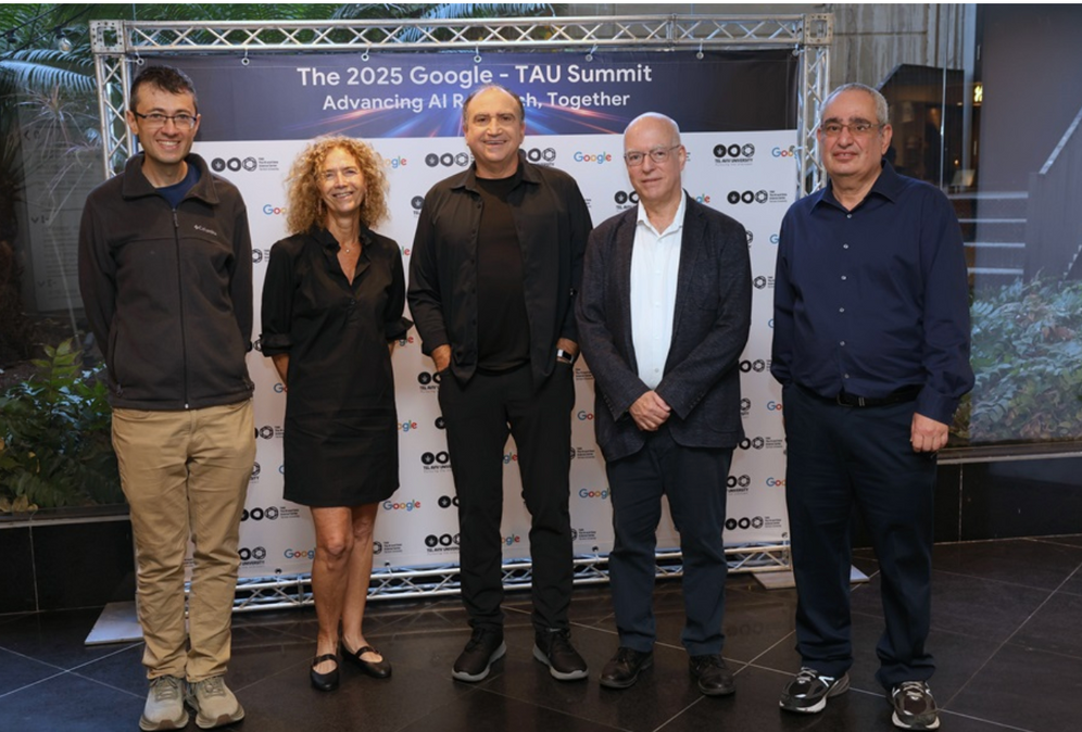 De droite à gauche : le Prof. Yishay Mansour, le Prof. Ariel Porat, le Prof. Yossi Matias, le Prof. Tova Milo et le Prof. Avinatan Hassidim