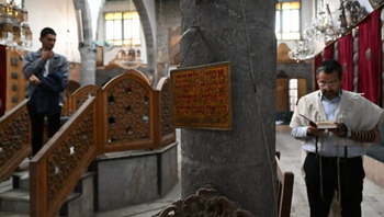 Henry Hamra (à droite), l'un des membres fondateurs d'une organisation juive syrienne qui prévoit de travailler à la restitution des biens confisqués sous les précédents gouvernements syriens, lit la Torah aux côtés de son fils Joseph Hamra dans la synagogue al-Franj à Damas, en Syrie, le 10 décembre 2025.
