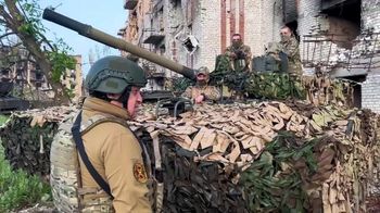 Yevgeny Prigozhin is talking to his fighters in Bakhmut, Ukraine.