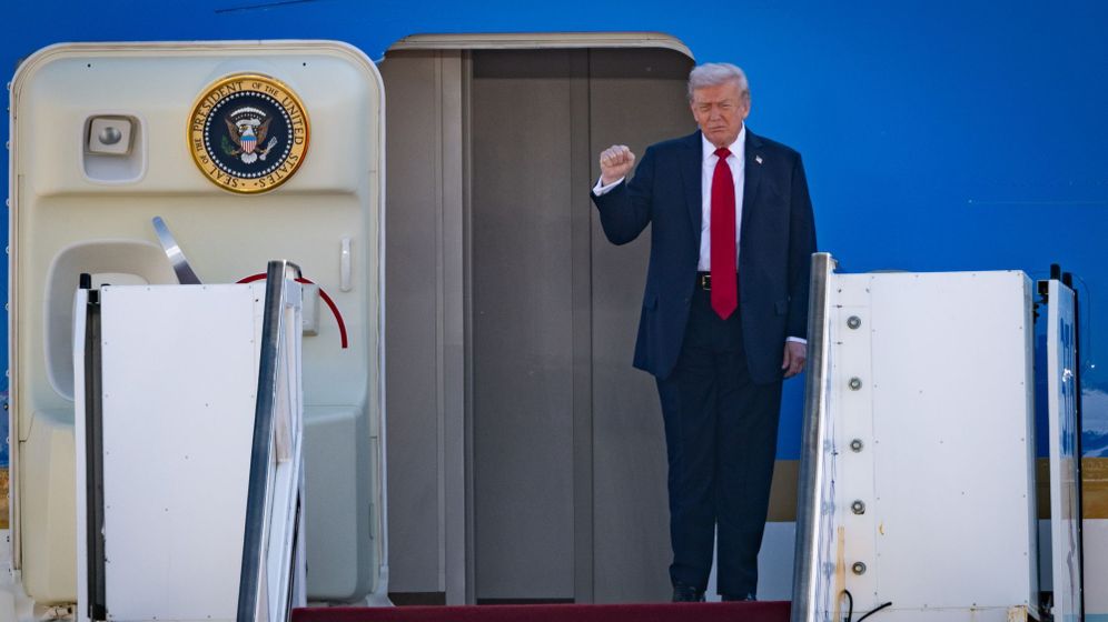 الرئيس الأمريكي دونالد ترامب ينزل من طائرة الرئاسة "إير فورس ون" في مطار بن غوريون، أرشيف
