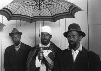 الفلاشا الوافدون حديثاً، اليهود الإثيوبيين، ينتظرون في 23 ديسمبر 1984، خارج مركز إعادة التأهيل في أشدود في صحراء النقب، بعد الجسر الجوي "عملية موسى" التي جلبت حوالي 10.000 من الفلاشا الإثيوبيين. بعد سقوط الإمبراطور هيلا سيلاسي من إثيوبيا، قامت إسرائيل بتهريب الفلاشا إلى خارج إثيوبيا. بين عامي 1980 و 1985، أكثر من 10.000 من الفلاشا تم نقل الفلاشا جوا إلى مخيمات إعادة التوطين في إسرائيل من السودان، حيث سافروا إليها من إثيوبيا المنكوبة بالمجاعة.