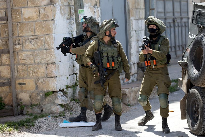 Illustration - Des soldats israéliens patrouillant dans la ville de Yabed, en Cisjordanie, le 12 mai 2020 suite au meurtre d'Amit Ben-Yigal.