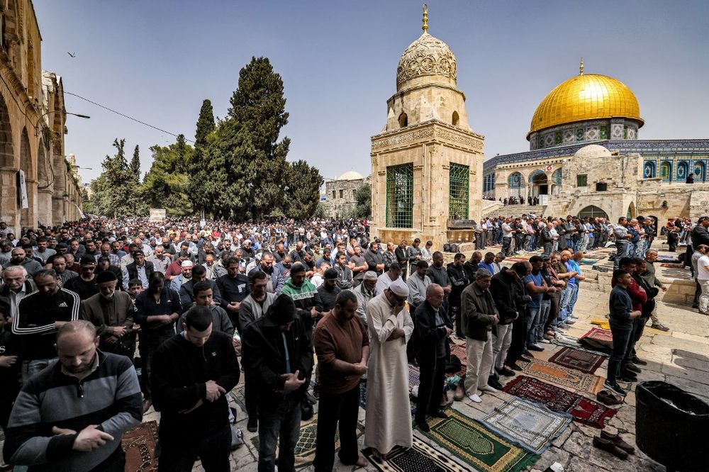مصلون مسلمون خارج قبة الصخرة فی باحة المسجد الأقصى بالبلدة القدیمة فی القدس یوم 7 أبریل 2023 فی صلاة ظهر الجمعة الثالثة خلال شهر رمضان المبارک.