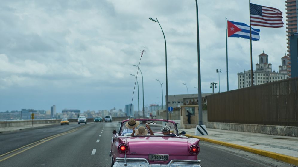 Un véhicule passe devant l’ambassade des États-Unis à La Havane, à Cuba.