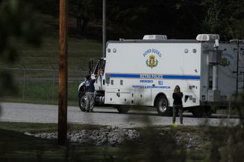 سيارة تابعة لفرقة تفكيك القنابل التابعة لشرطة ناشفيل الكبرى تسحب مقطورة احتواء تابعة لشركة أكيوريت إنرجيتيك سيستمز في 10 أكتوبر 2025 بمدينة مكوين، تينيسي. 