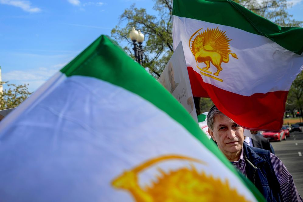 AP Photo/Rod Lamkey, Jr انضم غلين تورشيزي، الذي أعدمت الحكومة الإيرانية شقيقيه، إلى آخرين في وقفة احتجاجية أمام وزارة الخارجية الأمريكية، لتسليط الضوء على عمليات إعدام أعضاء منظمة مجاهدي خلق الإيرانية في كرج بإيران، يوم الاثنين 30 مارس/آذار 2026، في واشنطن.