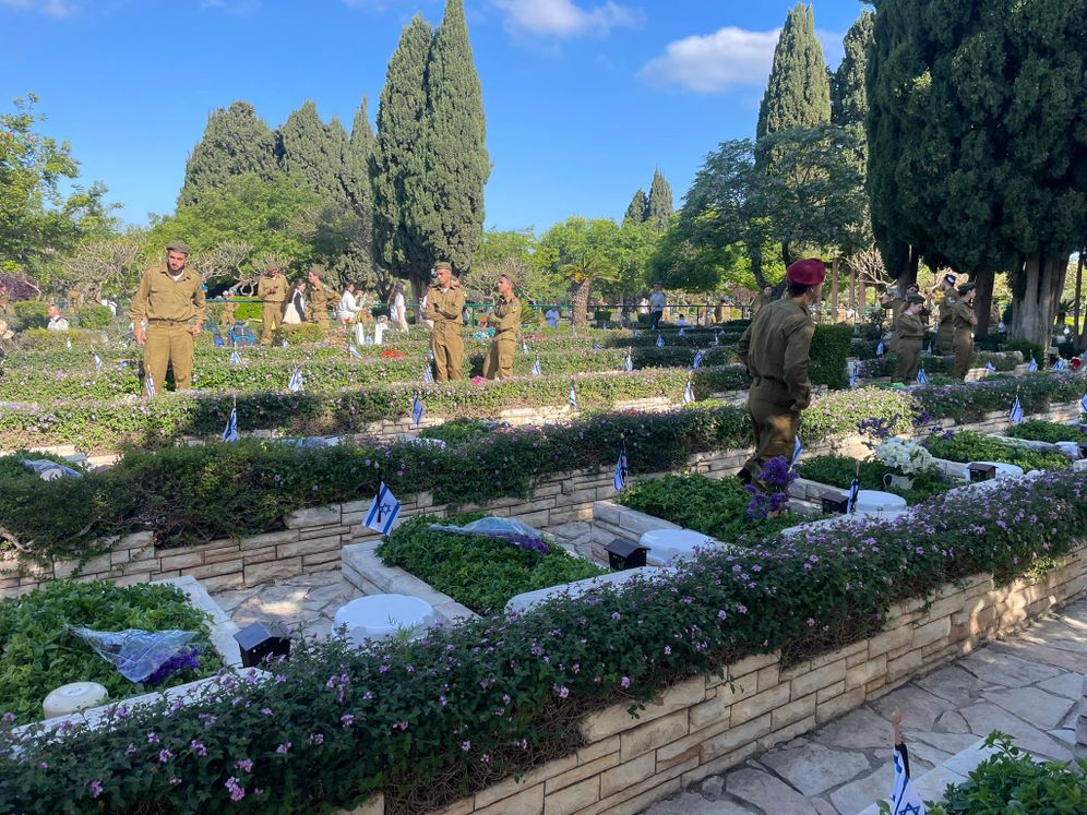 Illustration - Visit to a military cemetery for Yom HaZikaron