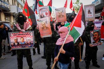 Des partisans palestiniens du FPLP lors d'un rassemblement marquant le 52e anniversaire de sa fondation, à Naplouse, en Cisjordanie, le 14 décembre 2019