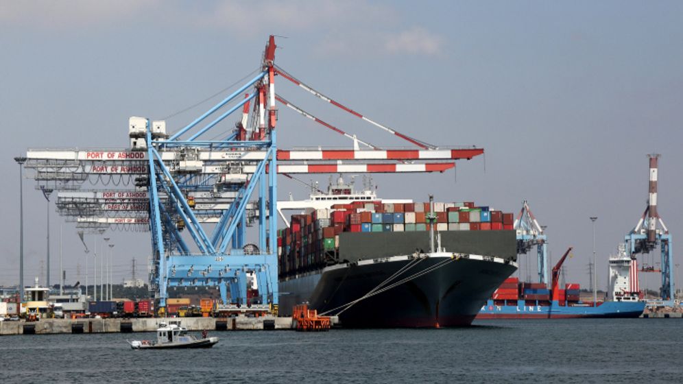 سفينه شحن ترسو في ميناء أشدود 