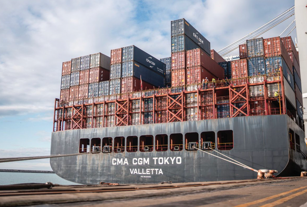 La France expédie une assistance humanitaire majeure par voie maritime
