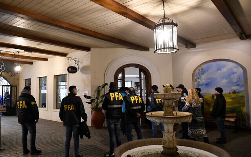 Des policiers à l'hôtel Plaza Central où se trouve l'équipage d'un Boeing 747 cargo appartenant au Venezuela, à Buenos Aires, Argentine, mardi 14 juin 2022