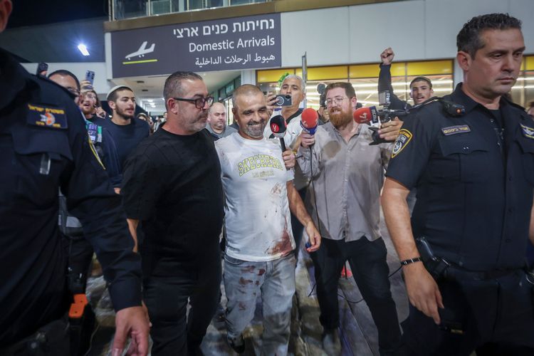 Yaniv Hayun, who subdued the suspected terrorist aboard Flydubai flight FZ1073, arrives at Ben Gurion International Airport near Tel Aviv, September 30, 2026. 