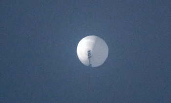 Photo prise le 1er février 2023 montrant un ballon espion chinois présumé dans le ciel au-dessus de Billings, Montana