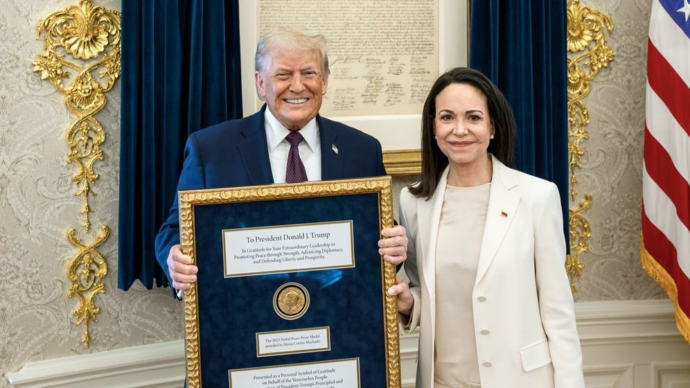 L'opposante vénézuélienne María Corina Machado remet sa médaille du Nobel à Donald Trump à la Maison-Blanche, Washington, le 15.01.2026