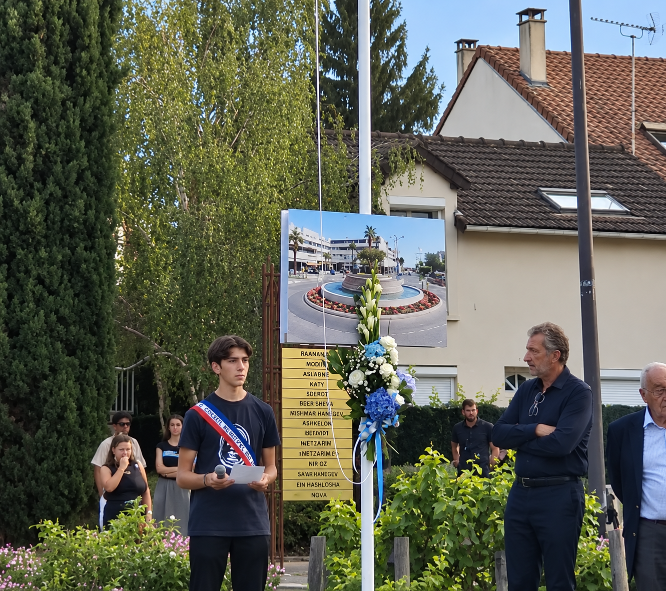 Le drapeau d’une ville israélienne hissé aux portes de Paris