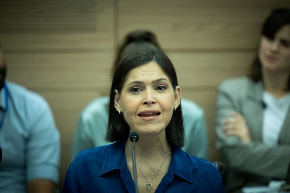 קארין אלהרר, ארכיון