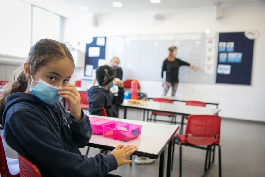 Des écoliers israéliens portent des masques pour leur retour en classe depuis l'apparition du coronavirus, le 3 mai 2020 à Jérusalem.