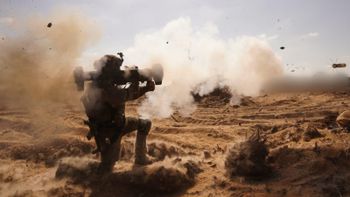 جندي من الجيش الإسرائيلي يعمل في قطاع غزة كجزء من عملية "عربات جدعون الثانية"
