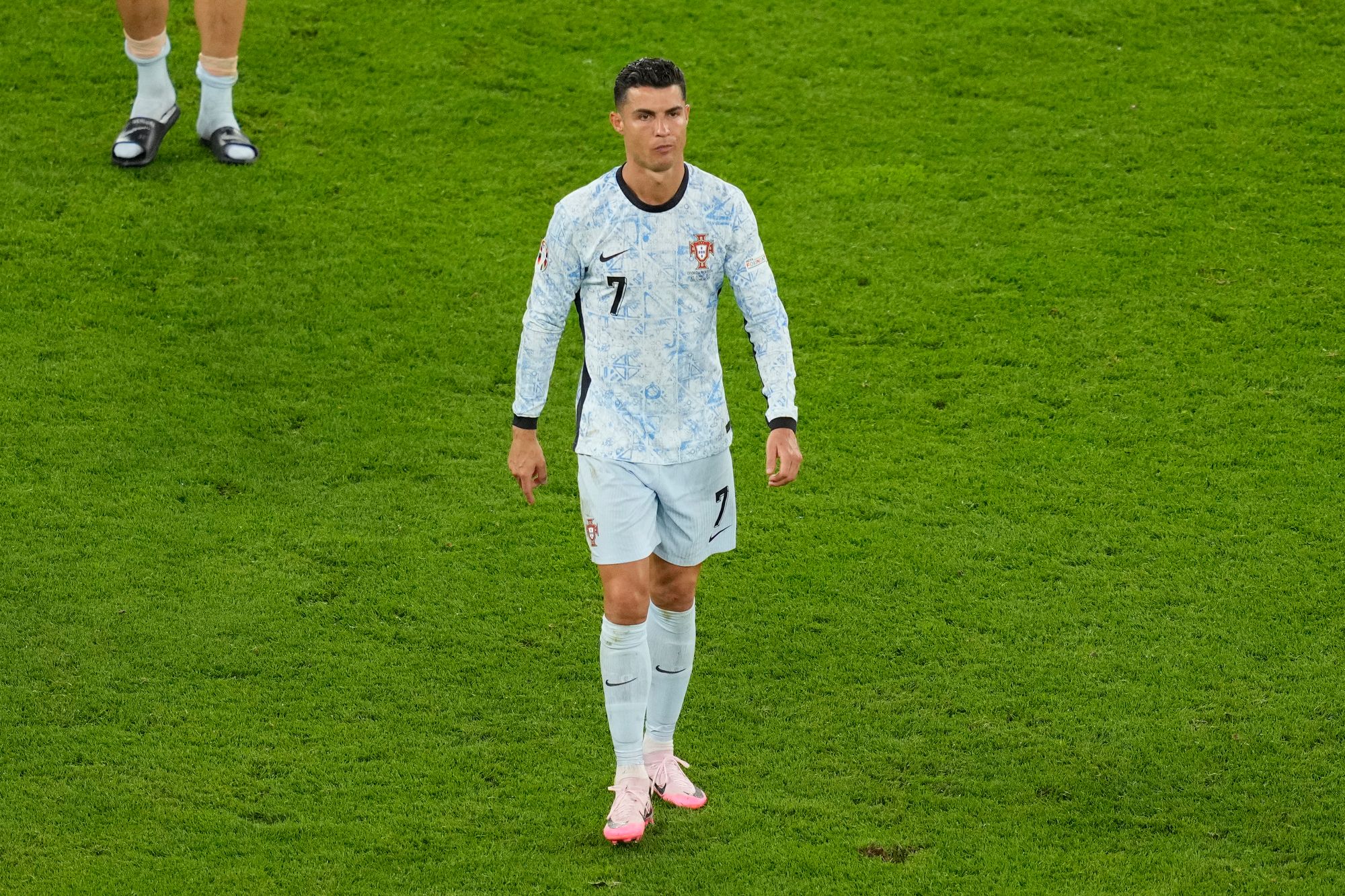 رونالدو يترك السعودية بعد هجوم مسيّرات: تفاصيل الرحلة المثيرة للجدل