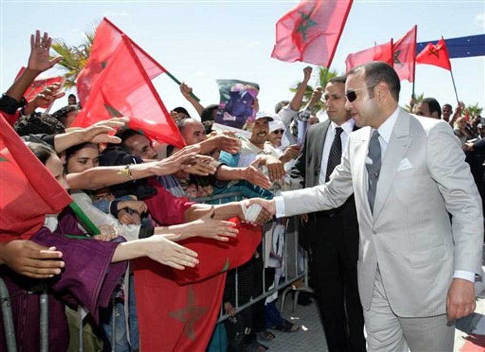 الملك المغربي محمد السادس، يحيي السكان في العيون ، الصحراء ،