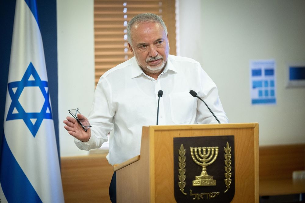 Le ministre israélien des Finances Avigdor Liberman lors d'une conférence de presse dans son bureau à Jérusalem, le 11 mai 2022