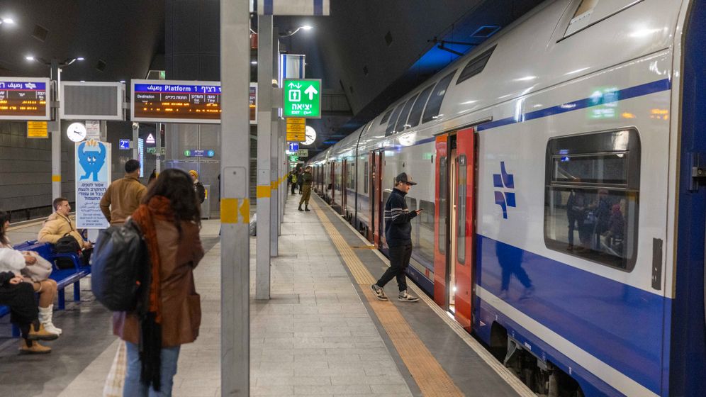 Passengers at the Yitzhak Navon train station in Jerusalem, archive