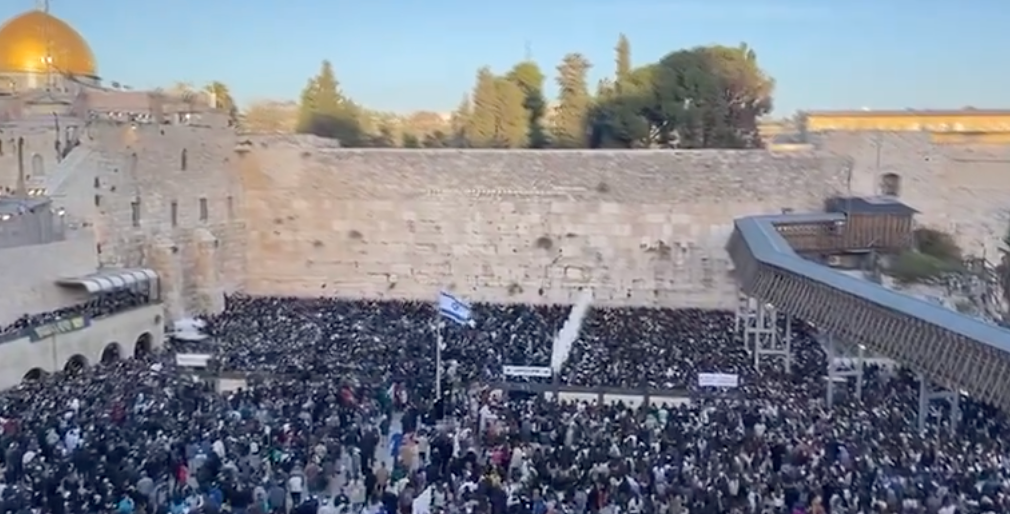 50,000 People Flock To The Western Wall To Pray For Safe Return Of Hostages, IDF Troops - Vimarsana News