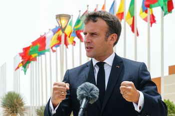 الرئيس الفرنسي إيمانويل ماكرون يتحدث للصحافة لدى وصوله إلى مطار نواكشوط أم تونسي الدولي الثلاثاء 30 يونيو 2020 بنواكشوط لحضور قمة مجموعة الخمس في الساحل