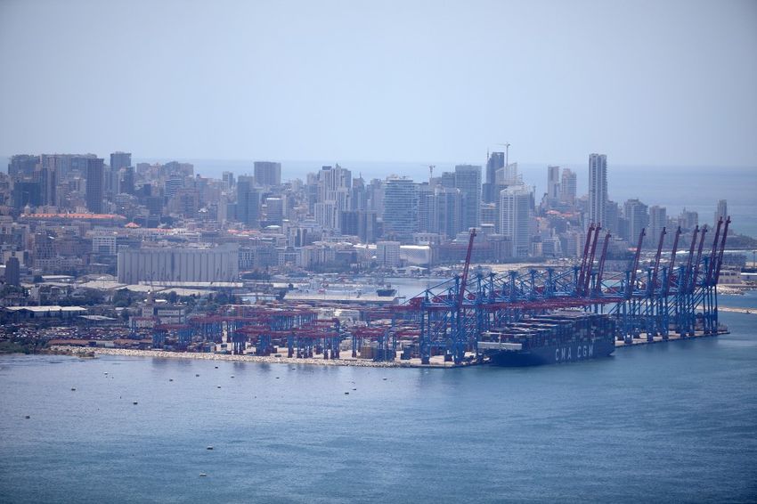Une photo prise le 24 mai 2020 montre la capitale libanaise Beyrouth et son port.
