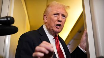 Le président Donald Trump s'adresse aux journalistes à bord d'Air Force One, dimanche 19 octobre 2025, en route vers la base militaire d'Andrews, au retour d'un voyage en Floride