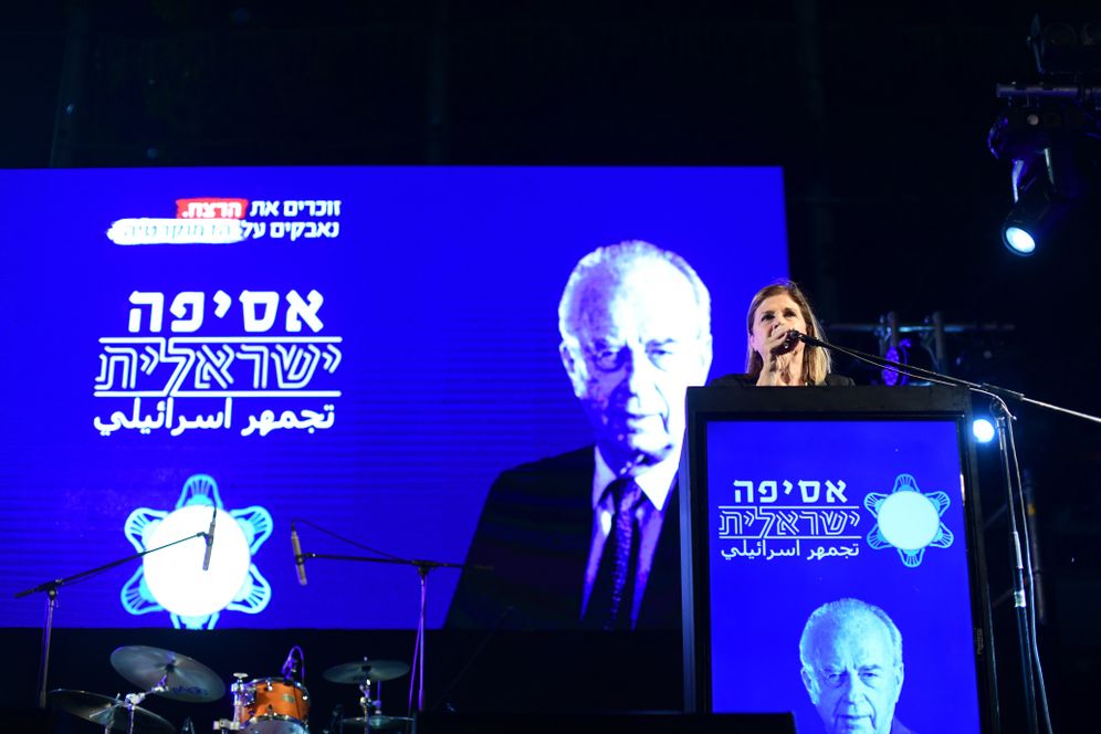 Cercles de discussion sur le thème du "caractère sacré de la vie" à la veille du 26e anniversaire de l'assassinat de l'ancien Premier ministre Yitzhak Rabin, place Rabin à Tel Aviv le 17 octobre 2021