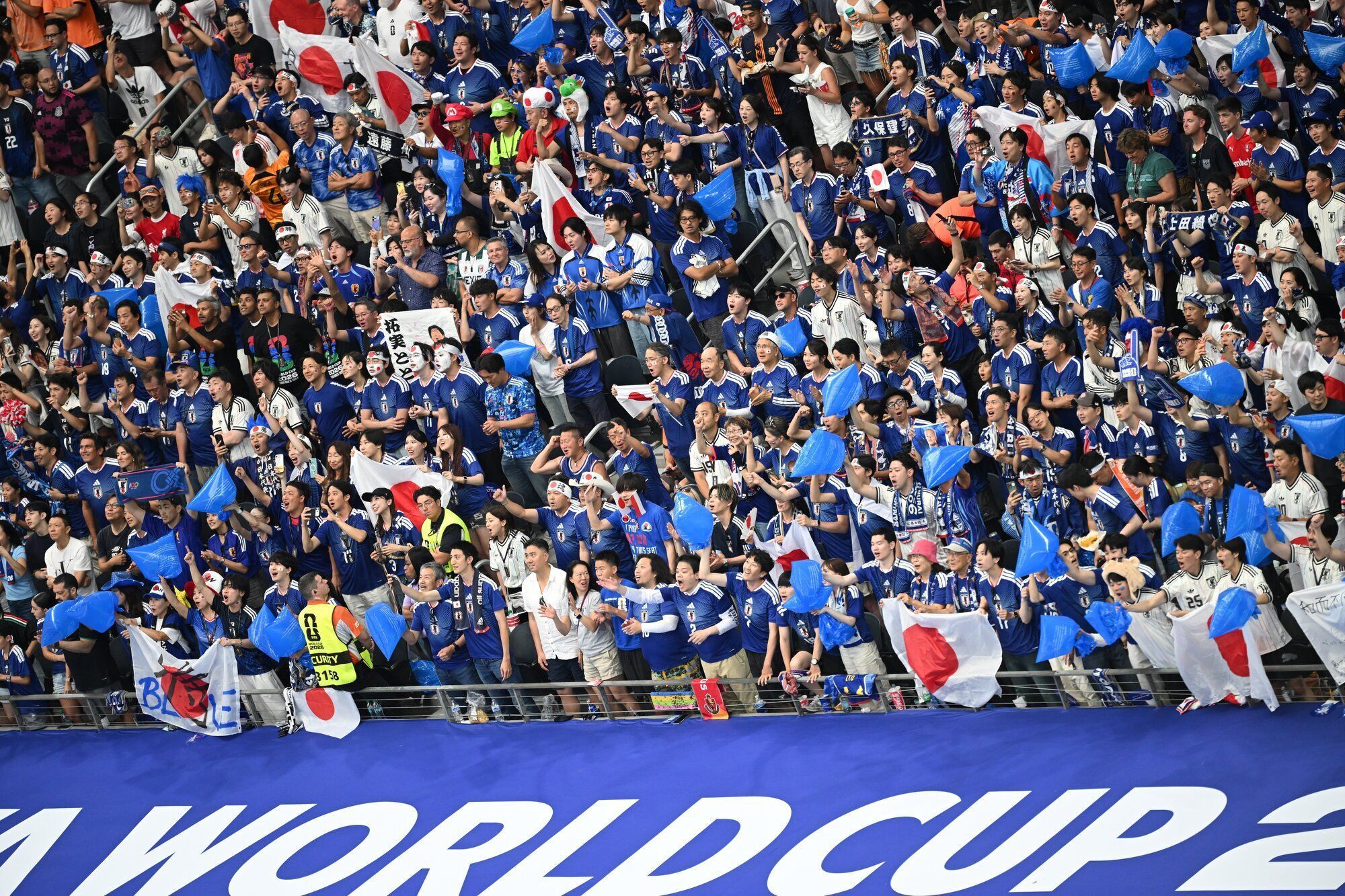 ضجة في كأس العالم.. جماهير اليابان ترفع علمًا تاريخيًا يثير جدلًا واسعًا في الولايات المتحدة