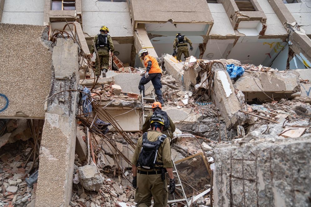 IDF Israeli emergency workers in Venezuela scaling the sid eof a destroyed building