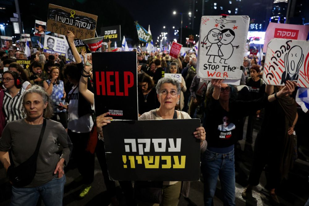 متظاهرون يحتجون للمطالبة بالإفراج عن الرهائن الإسرائيليين المحتجزين في قطاع غزة وضد الحكومة الإسرائيلية الحالية خارج مقر وزارة الأمن في تل أبيب، 30 مارس، 2024.