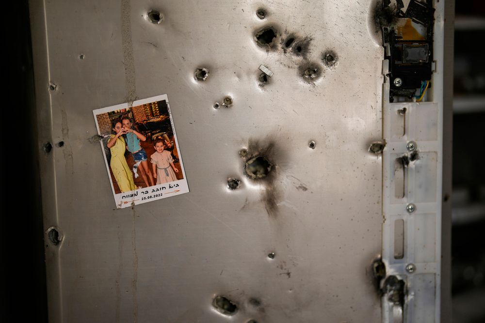 Une photo accrochée sur un réfrigérateur criblé de balles dans une maison du kibboutz Kissufim, dans le sud d'Israël, le samedi 21 octobre 2023