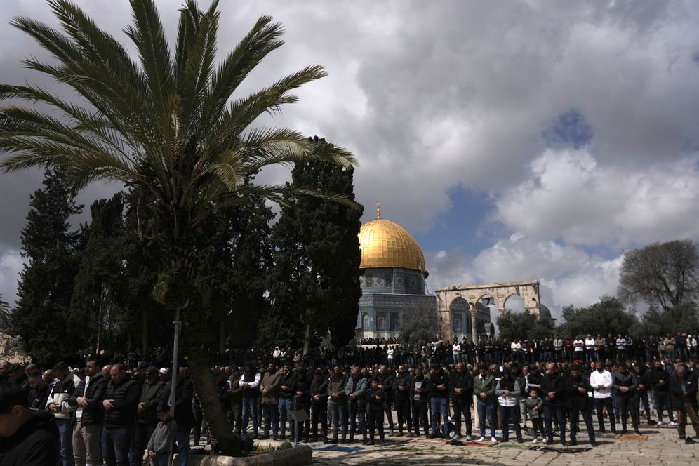 مصلون مسلمون يصلون في مجمع المسجد الأقصى لصلاة الجمعة الثانية في شهر رمضان المبارك في البلدة القديمة بالقدس، الجمعة 22 مارس 2024.