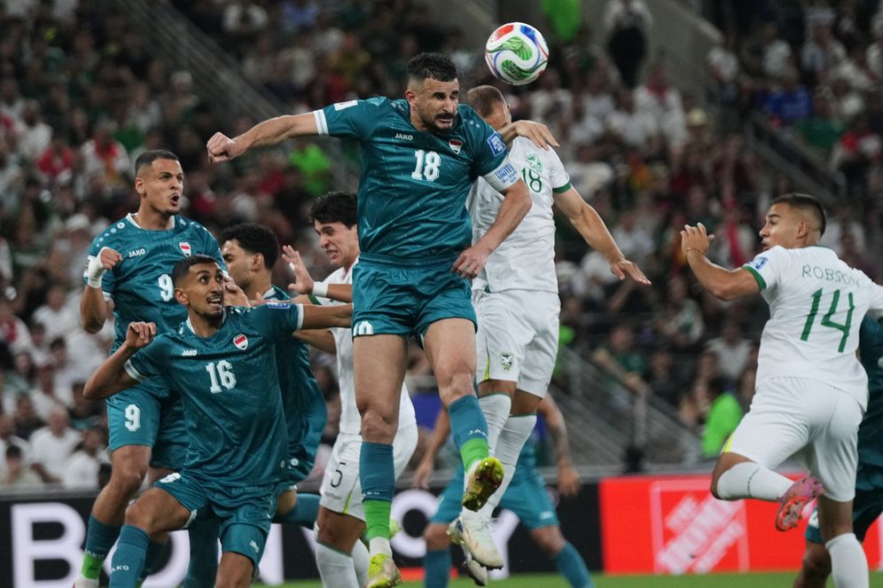 AP Photo/Fernando Llano
أيمن حسين، لاعب منتخب العراق (في المقدمة)، وخوان غودوي، لاعب منتخب بوليفيا، يتنافسان على الكرة برأسية خلال المباراة النهائية لتصفيات كأس العالم لكرة القدم بين العراق وبوليفيا في مونتيري، المكسيك، الثلاثاء 31 مارس 2026