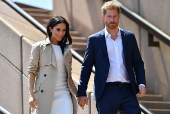 Dans cette photo prise le 16 octobre 2018, le prince britannique Harry et sa femme Meghan descendent les escaliers de l'emblématique Opéra de Sydney